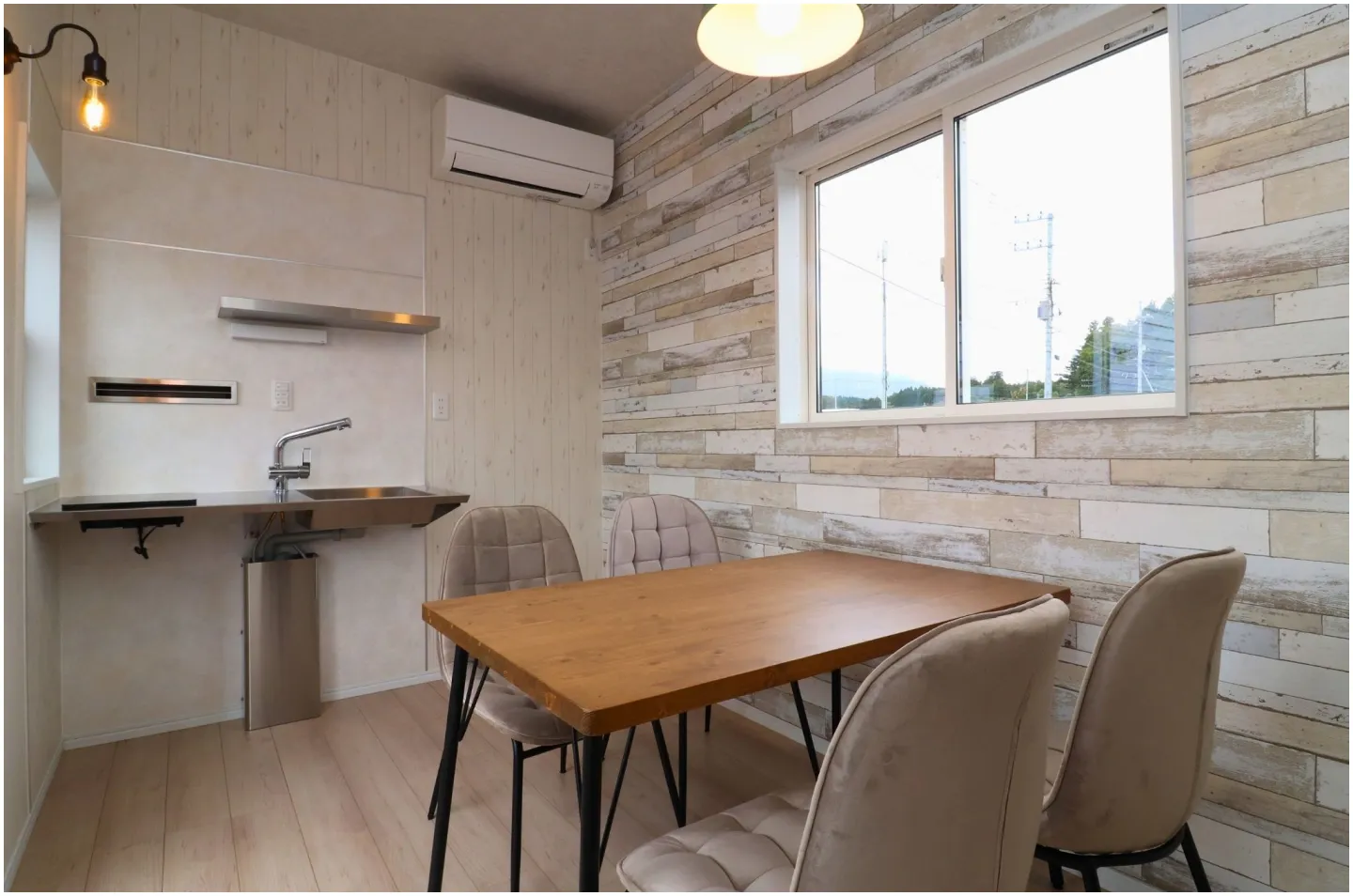 BASE01 – Forest 室内リビングの様子