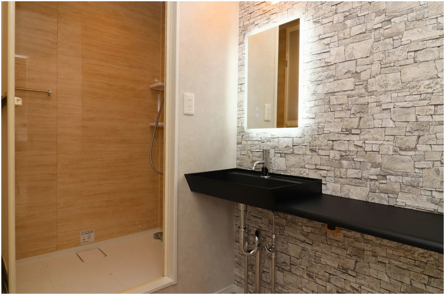 BASE01 – Forest 洗面台・シャワールーム