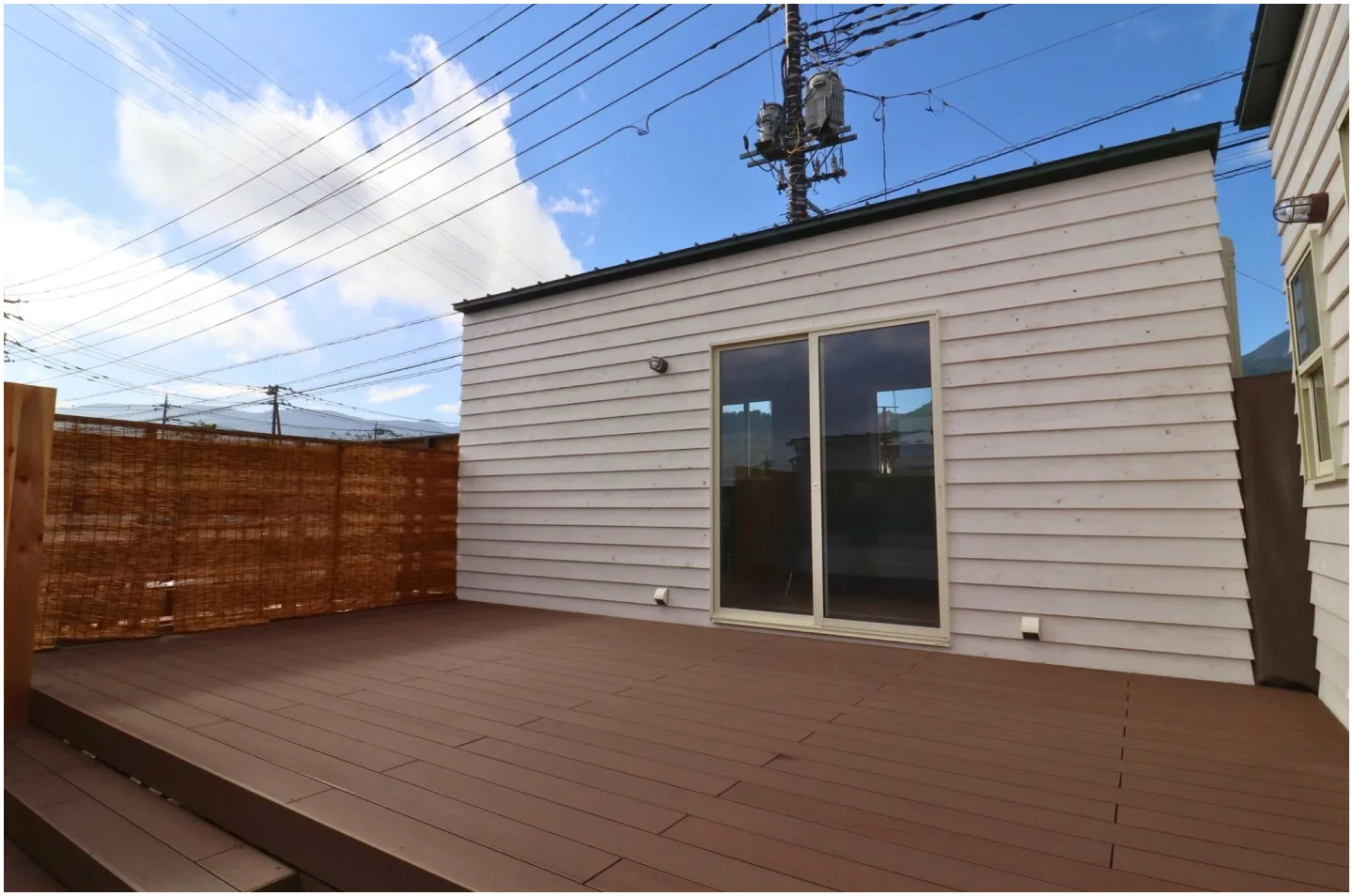 BASE01 – Forest 外観（那須の森に囲まれたトレーラーハウス）