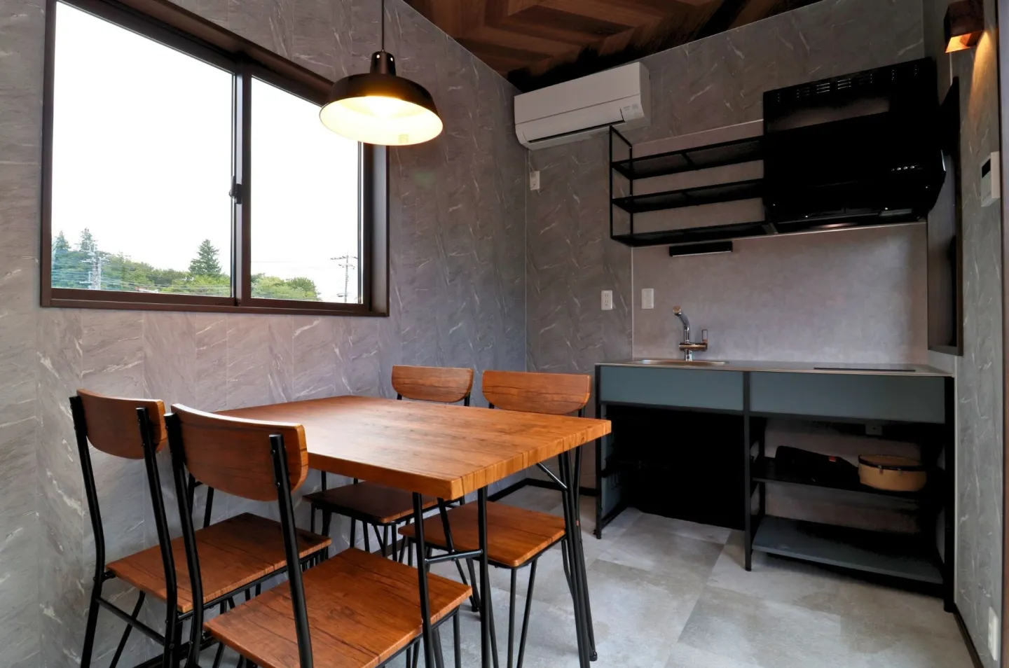 BASE02 – River  室内リビングの様子