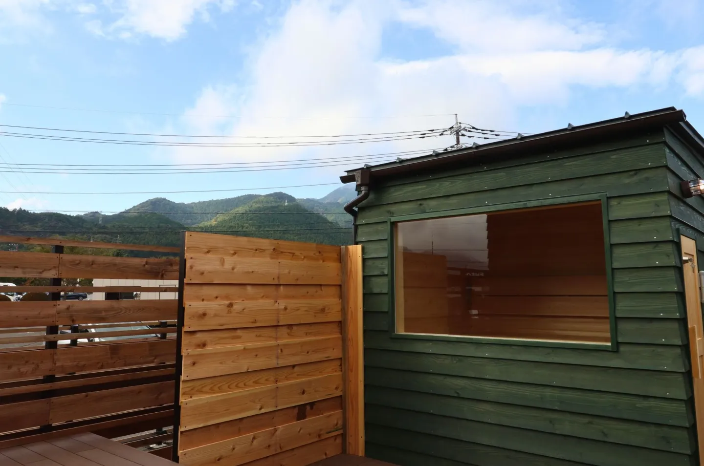 BASE02 – River サウナ外観（那須の森に囲まれたトレーラーハウス）