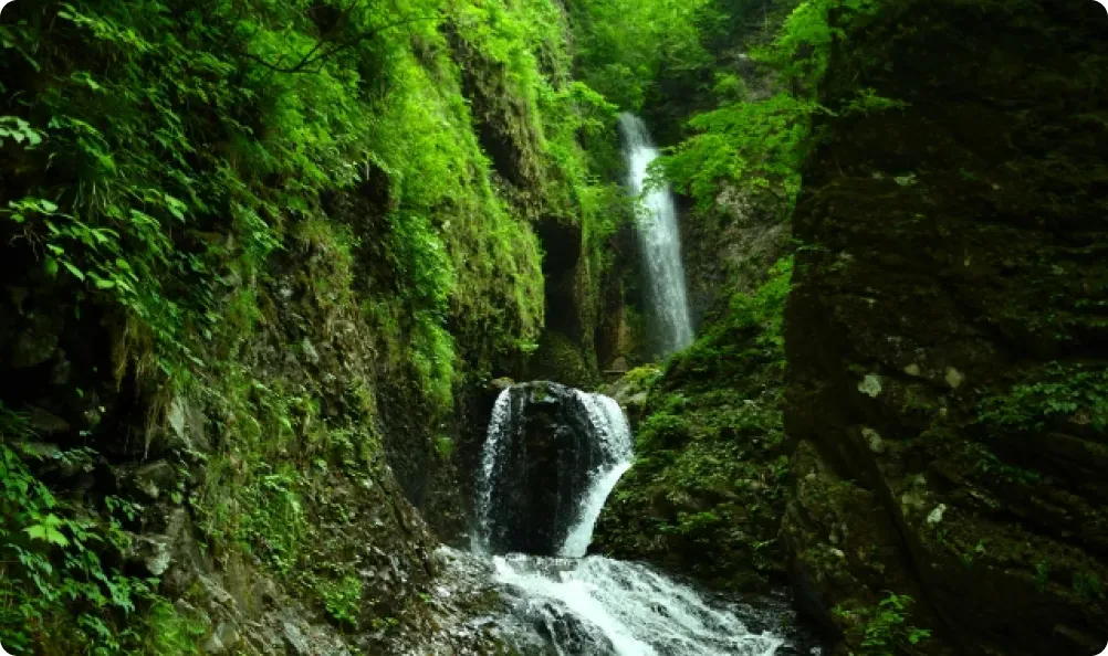 竜化の滝の三段の流れと渓谷遊歩道｜塩原渓谷の絶景スポット