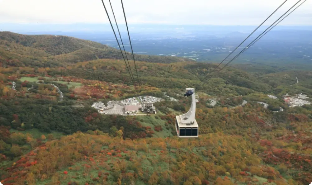 那須ロープウェイで茶臼岳の山頂付近へ向かう様子｜山頂からの眺望
