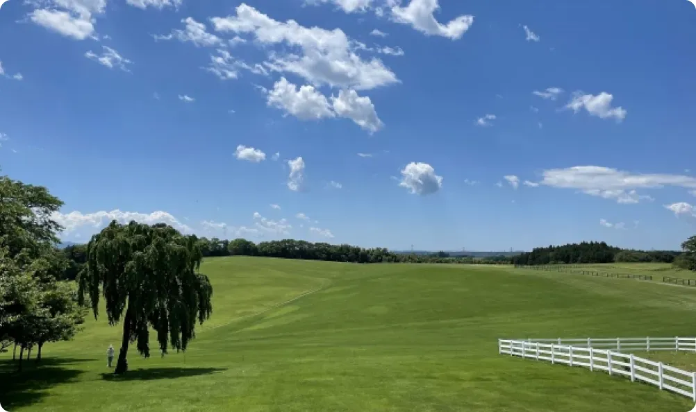 NASU FARM VILLAGEの牧草地と乗馬の風景｜那須の自然体験施設